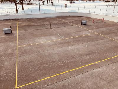Tennistraining am Eishockeyplatz